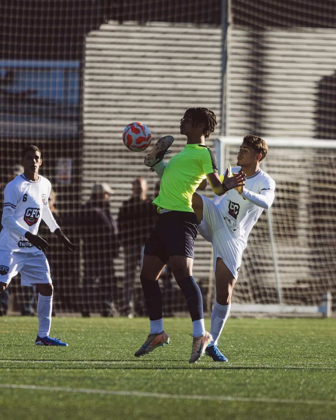 Os sub-19 e os sub-16 defrontaram hoje o Marcet FU, num treino conjunto que reforçou a ligação e (9)